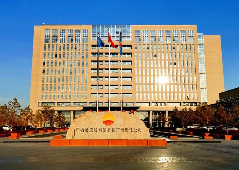 Aplicación del sistema de calefacción eléctrica Anhui Huanrui, con trazado térmico y aislamiento, para tanques de almacenamiento de petróleo blanco en el campo petrolífero de Karamay de PetroChina.